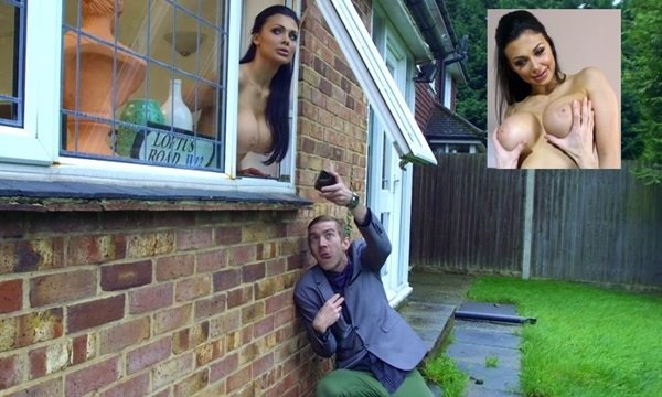 Блогер снимал репортаж и подглядывал за ТОПовой порнозвездой. | Видео из нашей коллекции