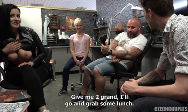 Необычный групповой секс двух пар в публичном заведении Чехии. | Видео из нашей коллекции