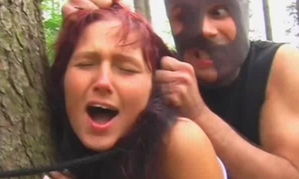 Дикий маньяк выходит на охоту на молодых беззащитных девушек. | Видео из нашей коллекции