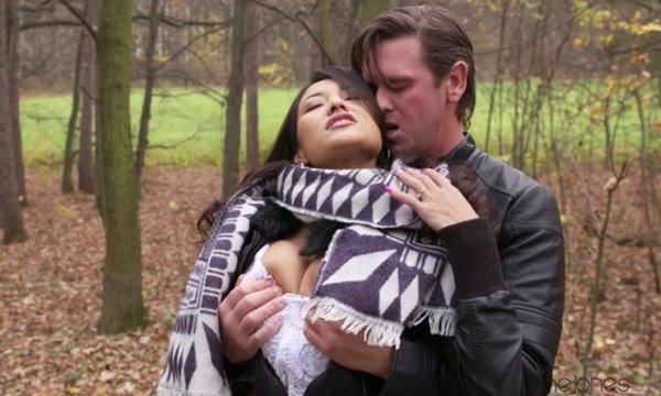 Секс с грудастой латинкой после романтичной прогулки парком. | Видео из нашей коллекции