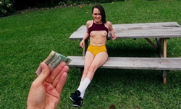 Спортивная девушка за деньги трахается на скамейке на поле для футбола. | Видео из нашей коллекции