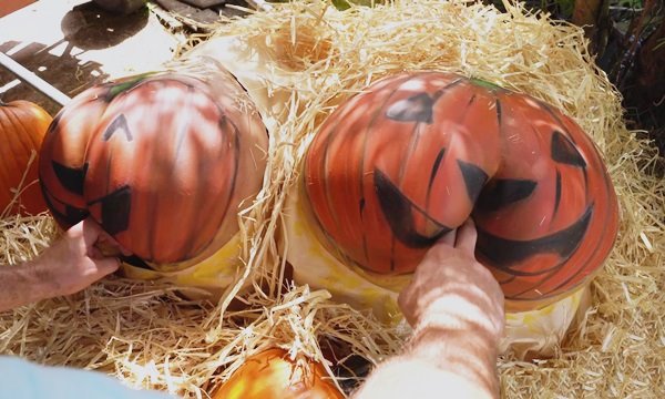 Парень не смог пропустить две охуительные спелые тыквы. | Видео из нашей коллекции