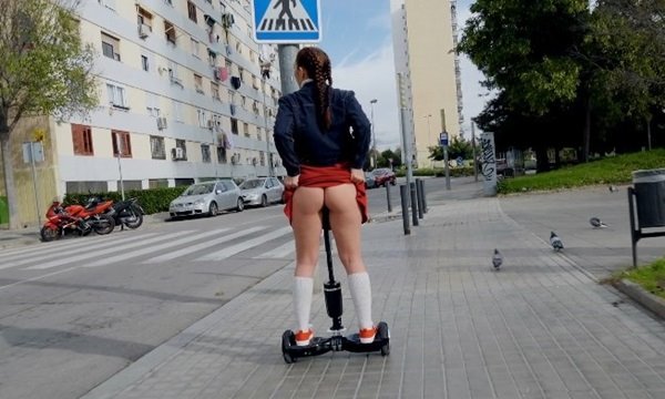 Уловка с гиробордом для девушек без трусиков. | Видео из нашей коллекции