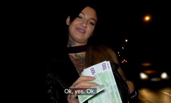 Шлюшка с татухами на сосках отдается на капоте машины за 300 евро. | Видео из нашей коллекции