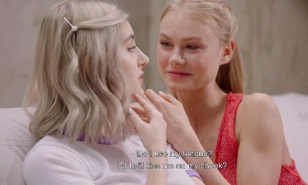 Комфортное уединение двух молодых русских девушек. | Видео из нашей коллекции