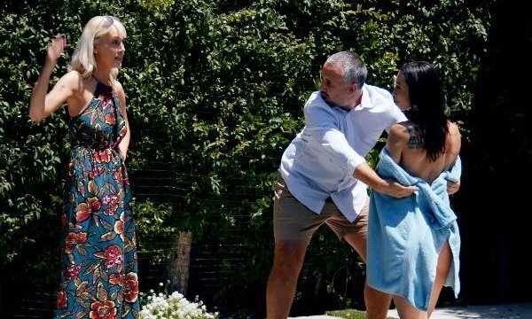 Худенькая милашка пришла чтобы соблазнить зрелого мужика. | Видео из нашей коллекции