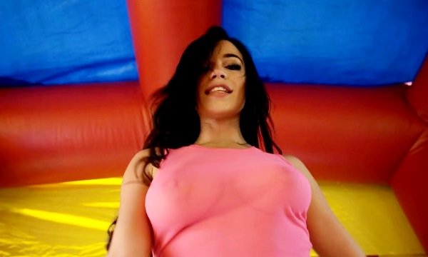 Молоденькая брюнетка очень хотела попрыгать и допрыгалась. | Видео из нашей коллекции