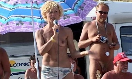 Зрелая тетя показывает молодым как надо танцевать на логом пляже. | Видео из нашей коллекции