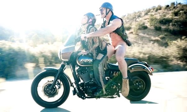 Пыль скорость и секс, Байкерская жизнь в лучшем её виде. | Видео из нашей коллекции