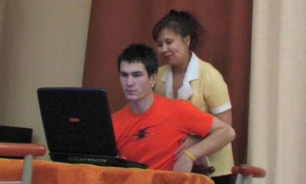 Мать пере возбуждается в роли домашней хозяйки и пристает к сыну. | Видео из нашей коллекции