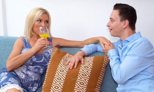 Его зрелая любовница оказывается очень страстной штучкой. | Видео из нашей коллекции