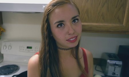 Несколько комплиментов и сестричка идет мыть руки чтобы взять ими член брата. | Видео из нашей коллекции