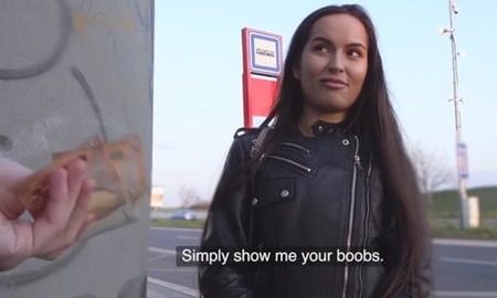 Черноволосая россиянка красиво расставляет ножки на улице и трахается за деньги. | Видео из нашей коллекции