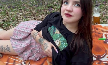 Толстенькаая молодуха трахается с грибником, который нашел её в лесу одну и с бутылкой пива. | Видео из нашей коллекции