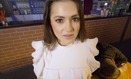 Боясь увольнения, девушка старается чтобы начальнику понравилась её киска и просит мужа подождать пока она до трахается. | Видео из нашей коллекции