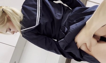 Брат суёт сестре руку под платье и до писка трахает её тугую киску своей балдой. | Видео из нашей коллекции