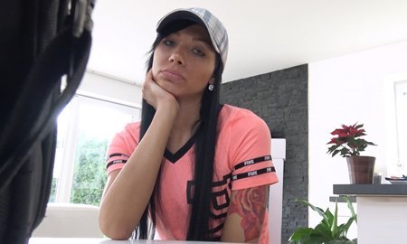 Коллектор по машине вычислил убегающую от долгов чешскую девушку и выебал. | Видео из нашей коллекции