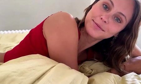 Девушка нашла у брата телефон с порнухой и напросилась на секс и кончу в рот. | Видео из нашей коллекции